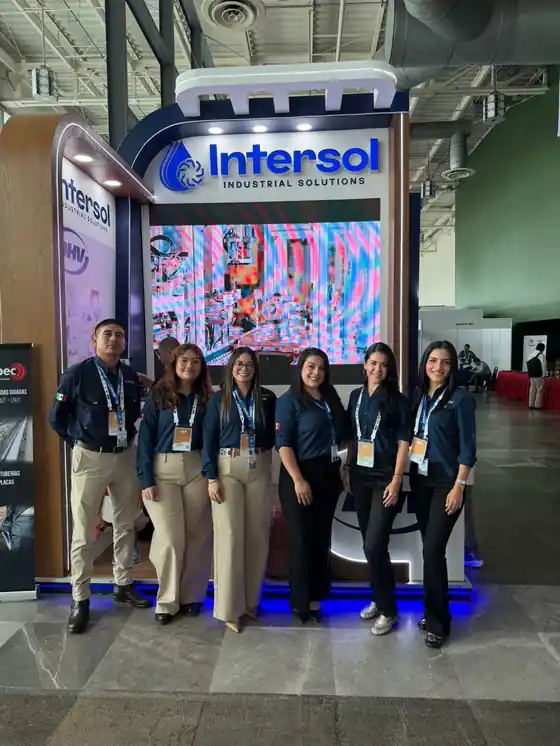 Equipo Intersol en stand de exhibición
